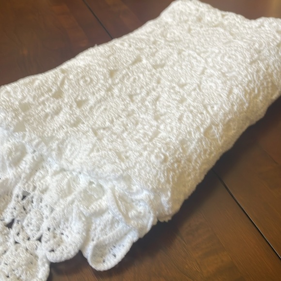 Hand made white cotton crochet medallion table runner cover with angle - Picture 9 of 9
